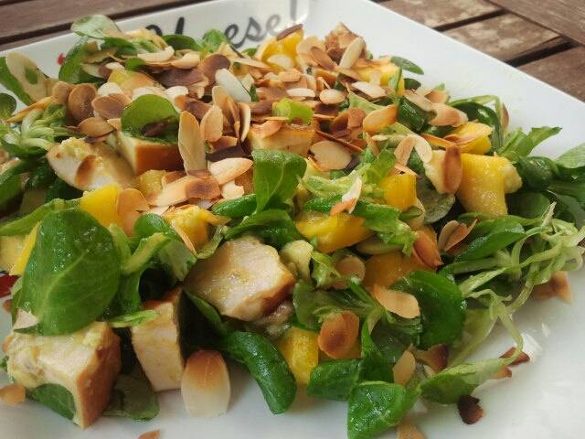 Salade gerookte kalkoenfilet met mango en avocado